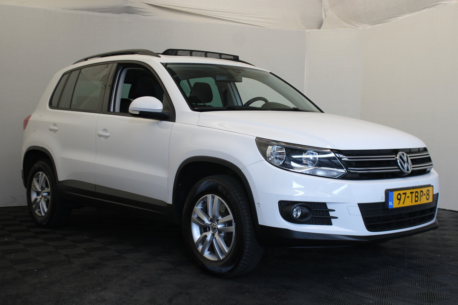 Volkswagen Tiguan 1.4 TSI Comfort&Design Pano / navi /cruise, Auto's, Voorwielaandrijving, Euro 5, Gebruikt, Zwart
