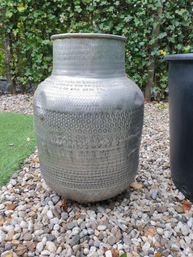 2 mooie bewerkte aluminium vazen, Ophalen, Gebruikt, Overige kleuren, Overige materialen