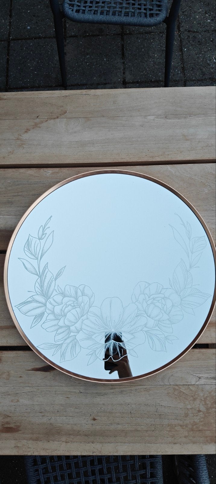 Ronde spiegel met handgegraveerd bloemendesign (50cm), Rond, Nieuw, Ophalen of Verzenden, Minder dan 100 cm