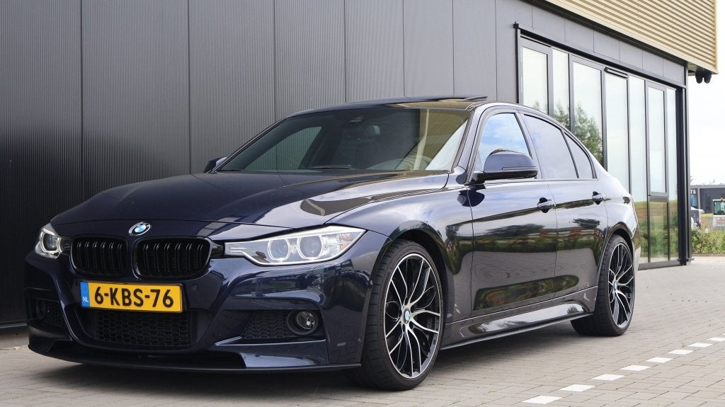 BMW 335i AH3 | M-Pakket | Pano | HUD | HK | NL Auto, Automaat, Achterwielaandrijving, Zwart, Blauw