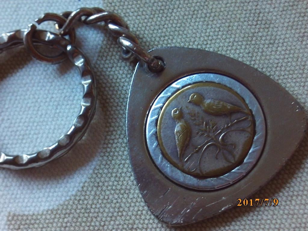 sleutelhanger Vrede en Alle Goeds afb 2 zangvogels dd 4-8-98, Ophalen of Verzenden, Gebruikt, Overige typen
