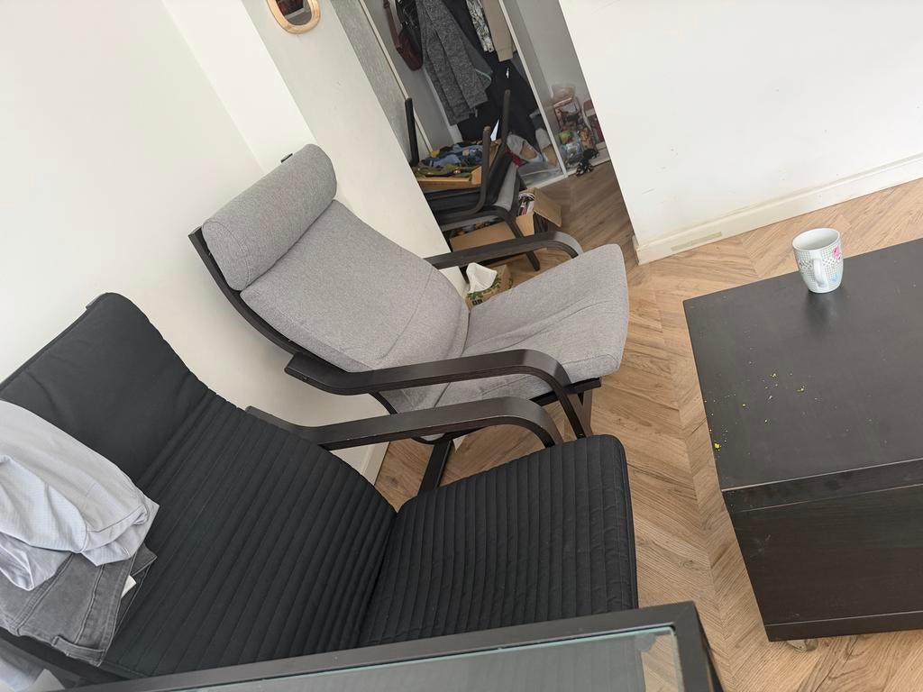 2x Ikea Poäng stoelen met voetenbanken en bijzettafel, Ophalen, Twee, Zwart, Zo goed als nieuw