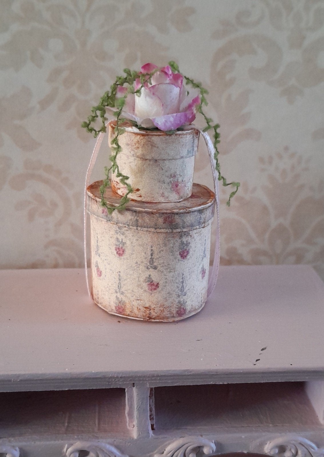 🩷⚘️ PPH 1.12 ROMANTISCHE OUDE BROCANTE HOEDENDOOSJES ⚘️🩷, Ophalen of Verzenden, Poppenhuis