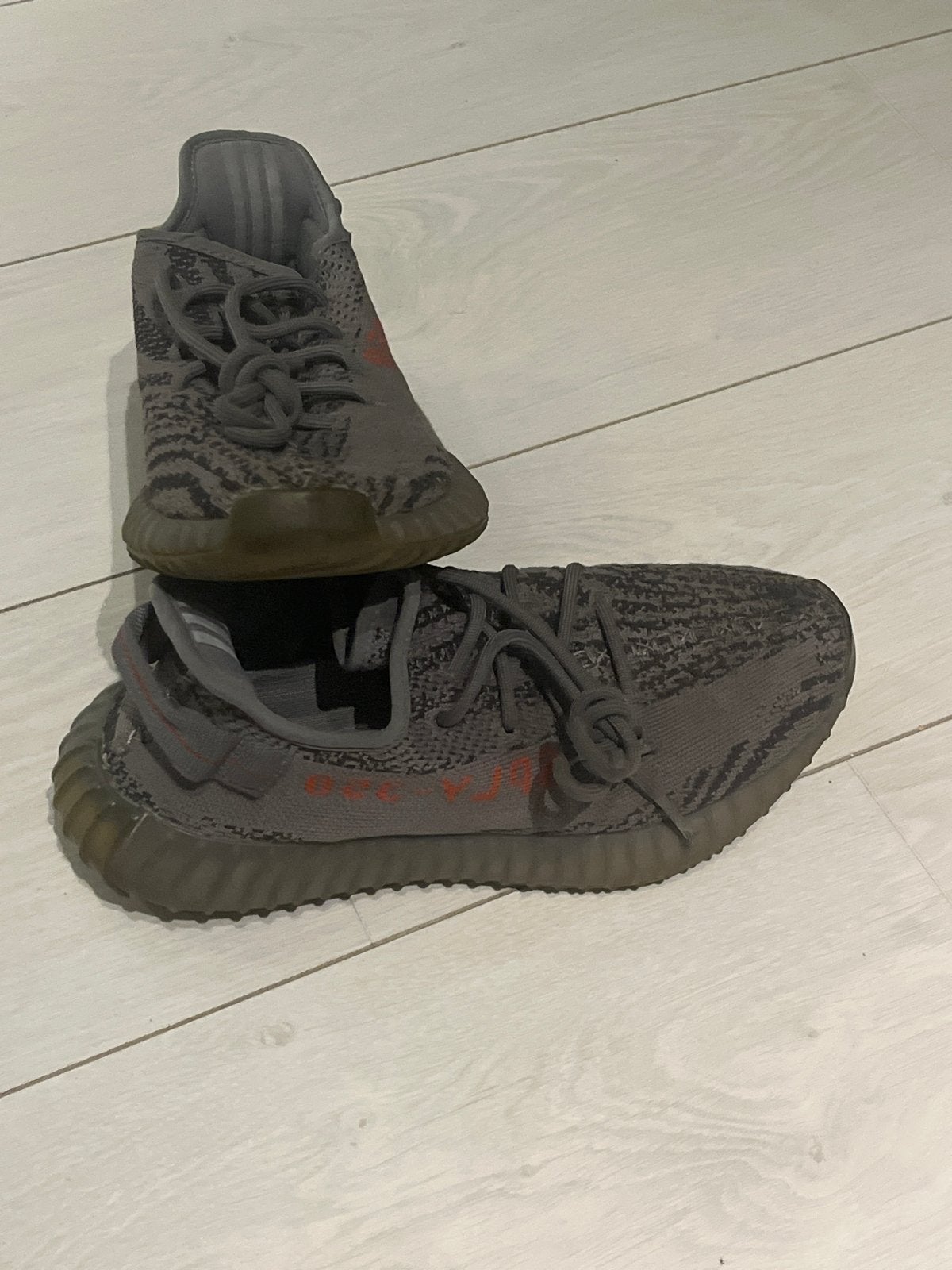 Adidas Yeezy Boost 350 V2 Beluga 2.0 - Maat 42, Kleding | Dames, Ophalen of Verzenden, Gedragen, Grijs, Sneakers of Gympen