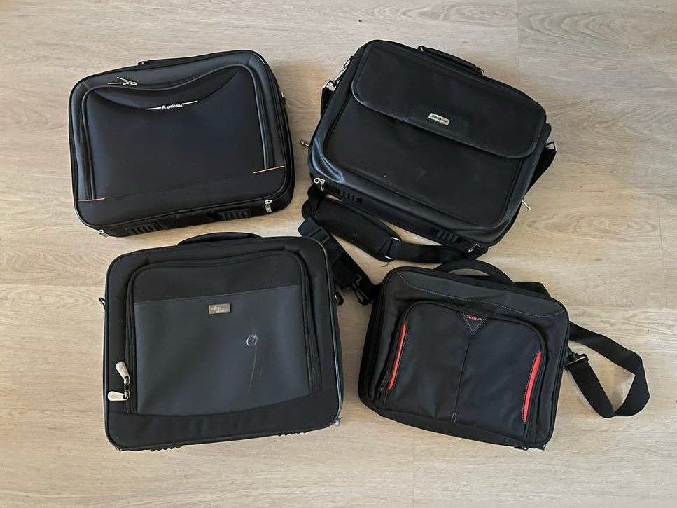Vier laptoptassen (los of samen te koop), Ophalen of Verzenden, 17 inch of meer, Gebruikt, Schoudertas