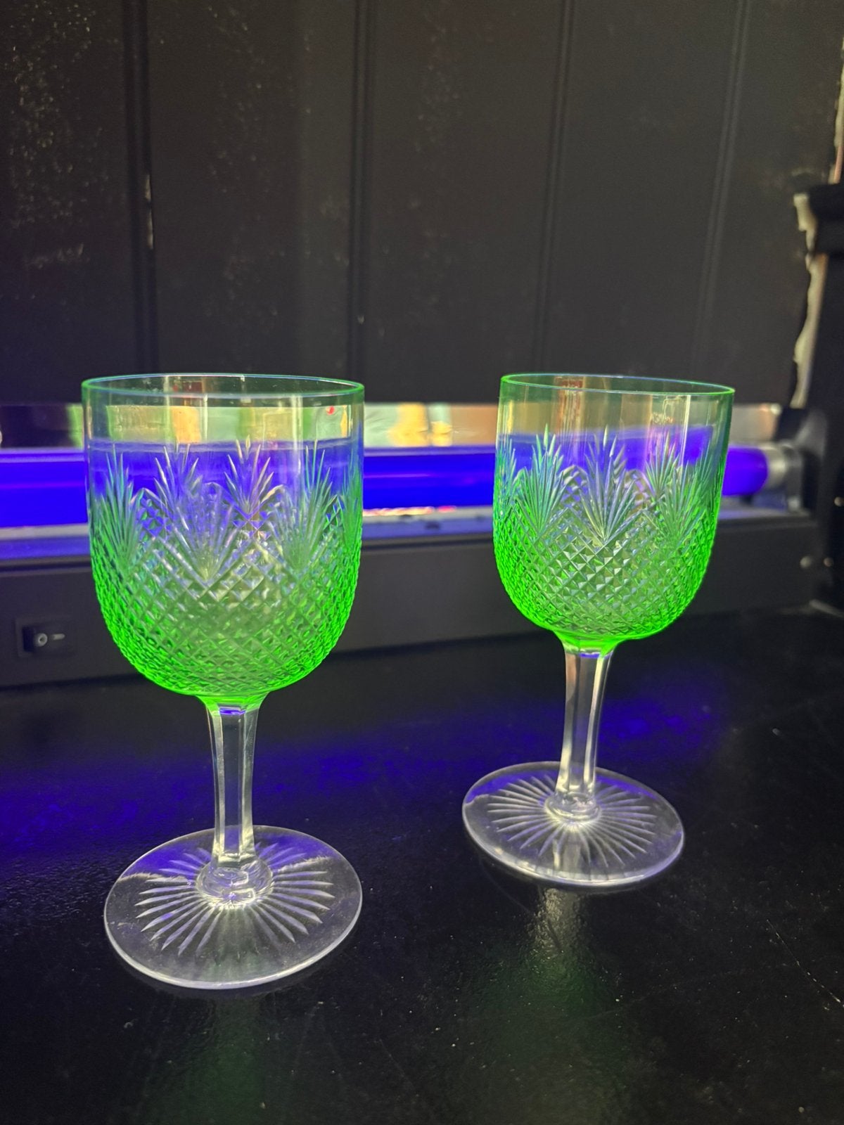 2 uraniumglas wijnglazen geslepen Anna Groen vintage, Antiek en Kunst, Ophalen of Verzenden