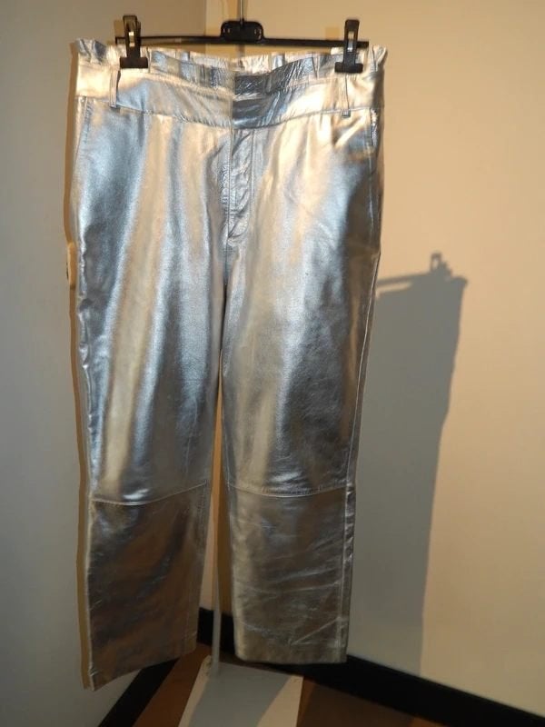 Est'seven zilveren broek van leer wijde rechte pijpen mt 42, Kleding | Dames, Overige kleuren, Verzenden, Maat 42/44 (L), Est'seven