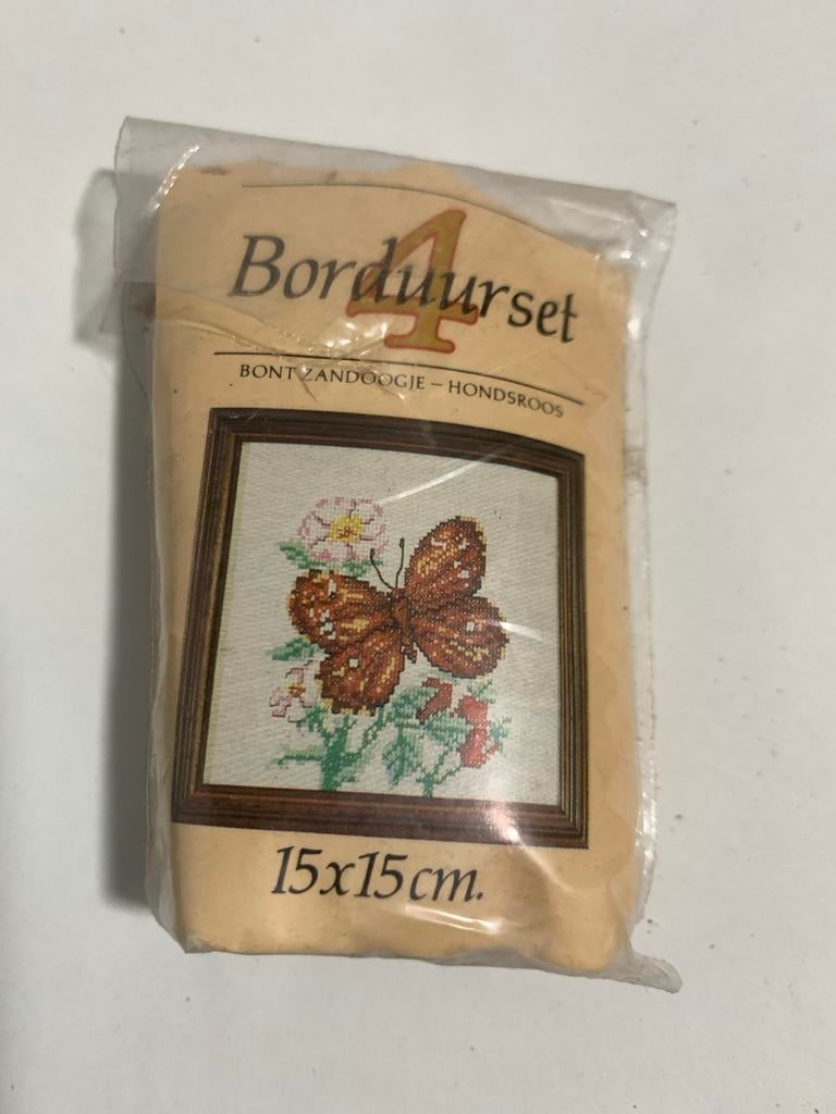 Vintage Borduursetje Vlinder 15x15cm met extra DMC garen, Ophalen of Verzenden, Nieuw, Handborduren, Borduurpakket