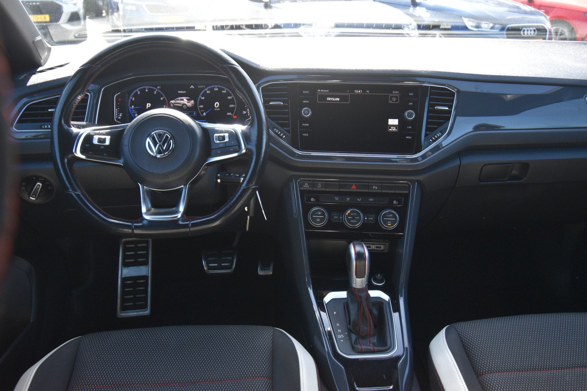 Volkswagen T-Roc 1.5 TSI Sport , TREKHAAK , VIRTUAL COCKPIT, 4 cilinders, 150 pk, Leder en Stof, Zwart