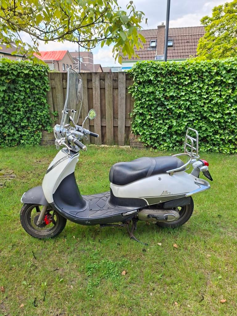 SYM Allo 50CC Scooter - 25 km/u - Bouwjaar 2011, Fietsen en Brommers, Scooters | SYM, Ophalen, Gebruikt, Benzine, Allo