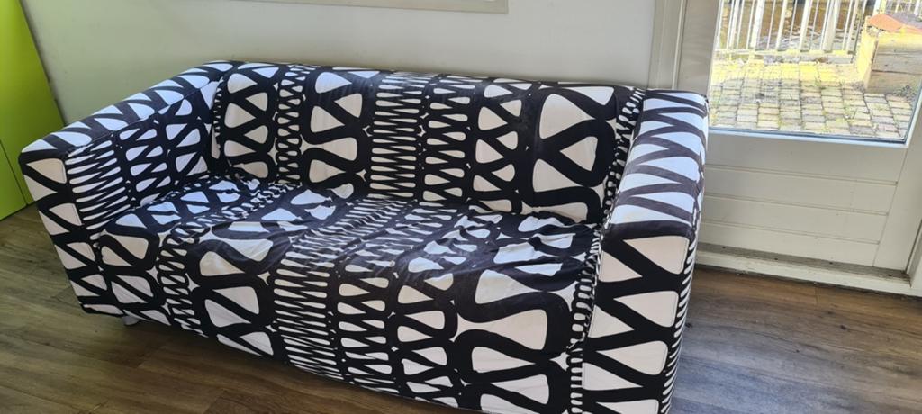Moderne 2-zitsbank met uniek zwart-wit patroon, Gebruikt, 150 tot 200 cm, Tweepersoons, 75 tot 100 cm