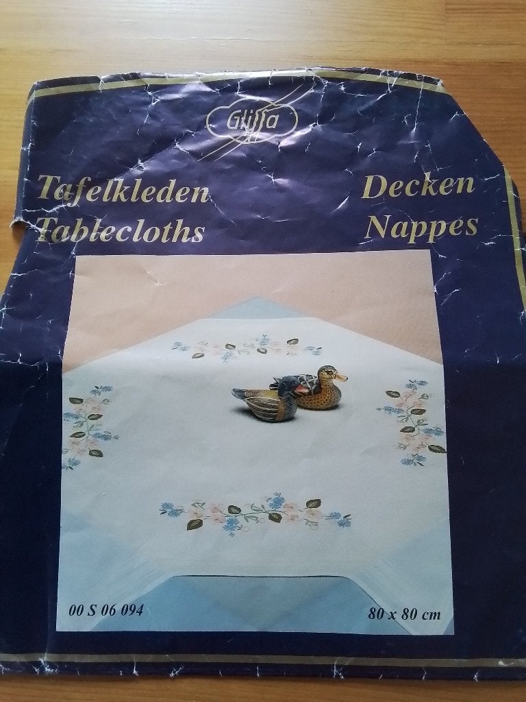 Borduurpakket tafelkleed, ongeveer een kwart geborduurd, Hobby en Vrije tijd, Ophalen of Verzenden, Zo goed als nieuw, Handborduren