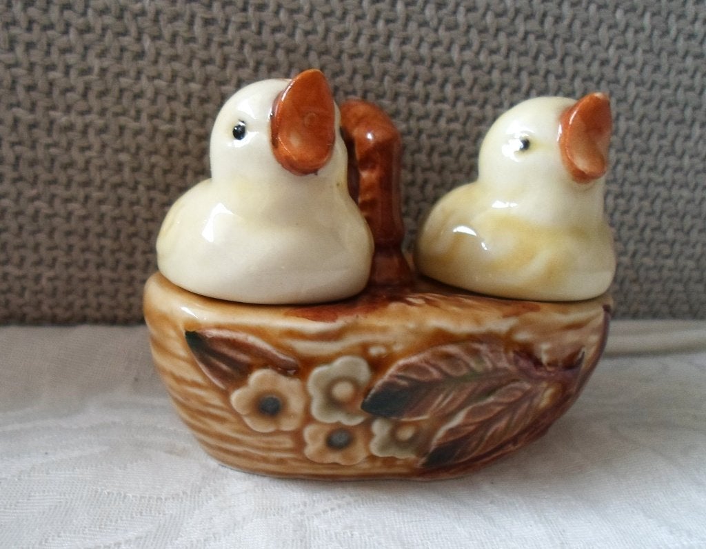 Peper en zoutstel. 2 kuikentjes in nest. Vintage. Japan., Keramiek, Overige typen, Ophalen of Verzenden, Zo goed als nieuw