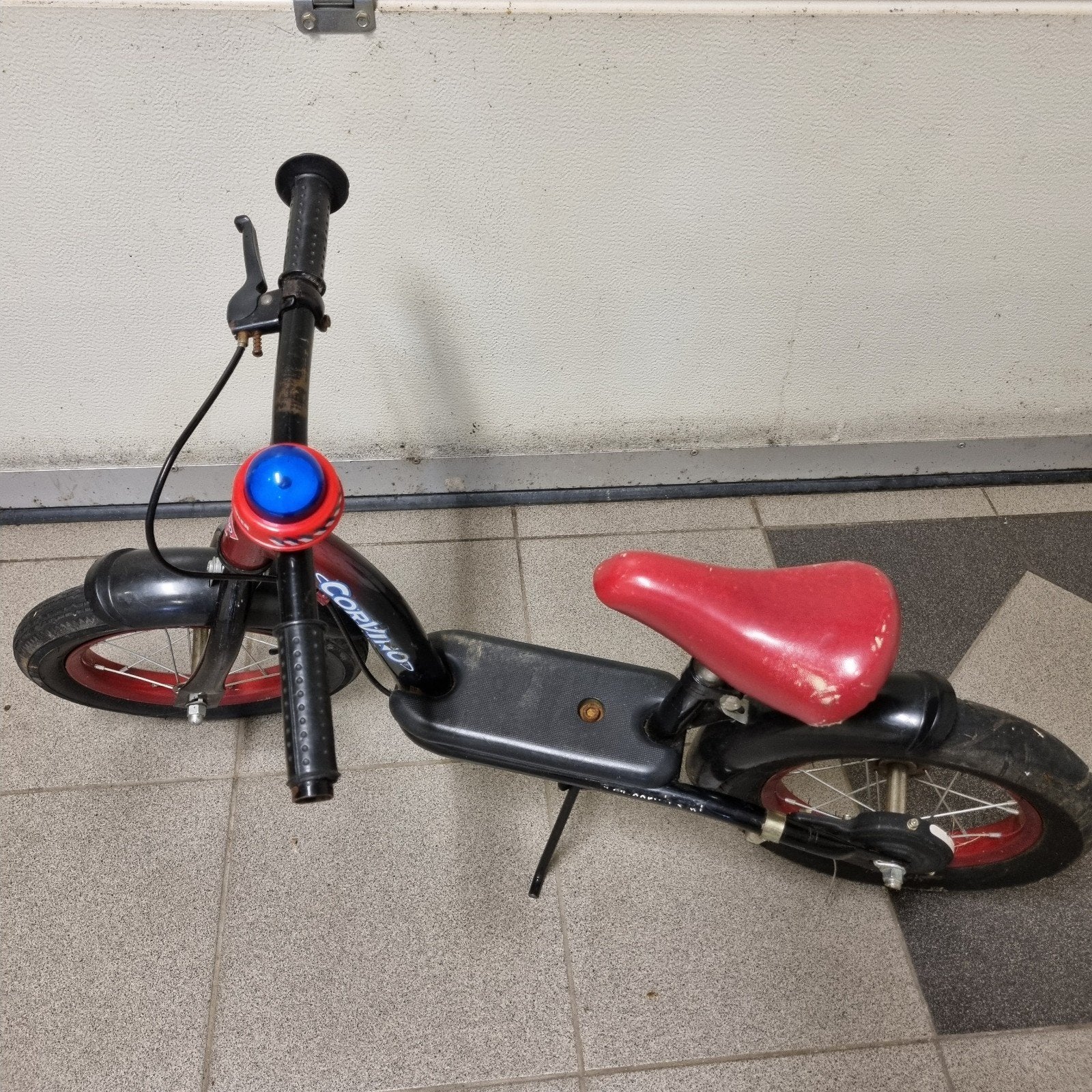 Loopfiets rood/zwart met bel, Fietsen en Brommers, Fietsen | Kinderfietsjes, Ophalen, Gebruikt, Minder dan 16 inch, Corvino