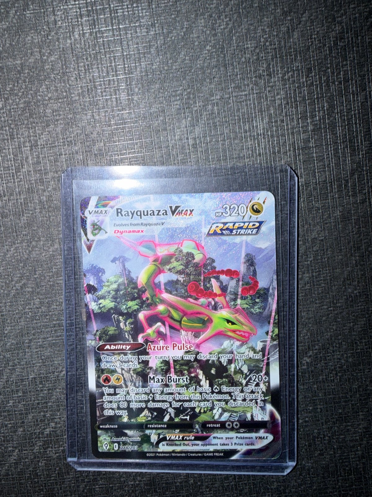 Rayquaza VMAX Evolving Skies NM, Ophalen of Verzenden, Zo goed als nieuw, Losse kaart, Foil