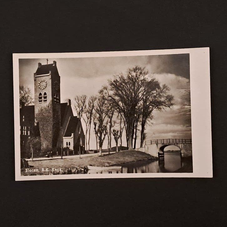 Sloten Friesland Zicht op de R.K.kerk 1950, Ophalen of Verzenden, 1940 tot 1960, Gelopen, Friesland