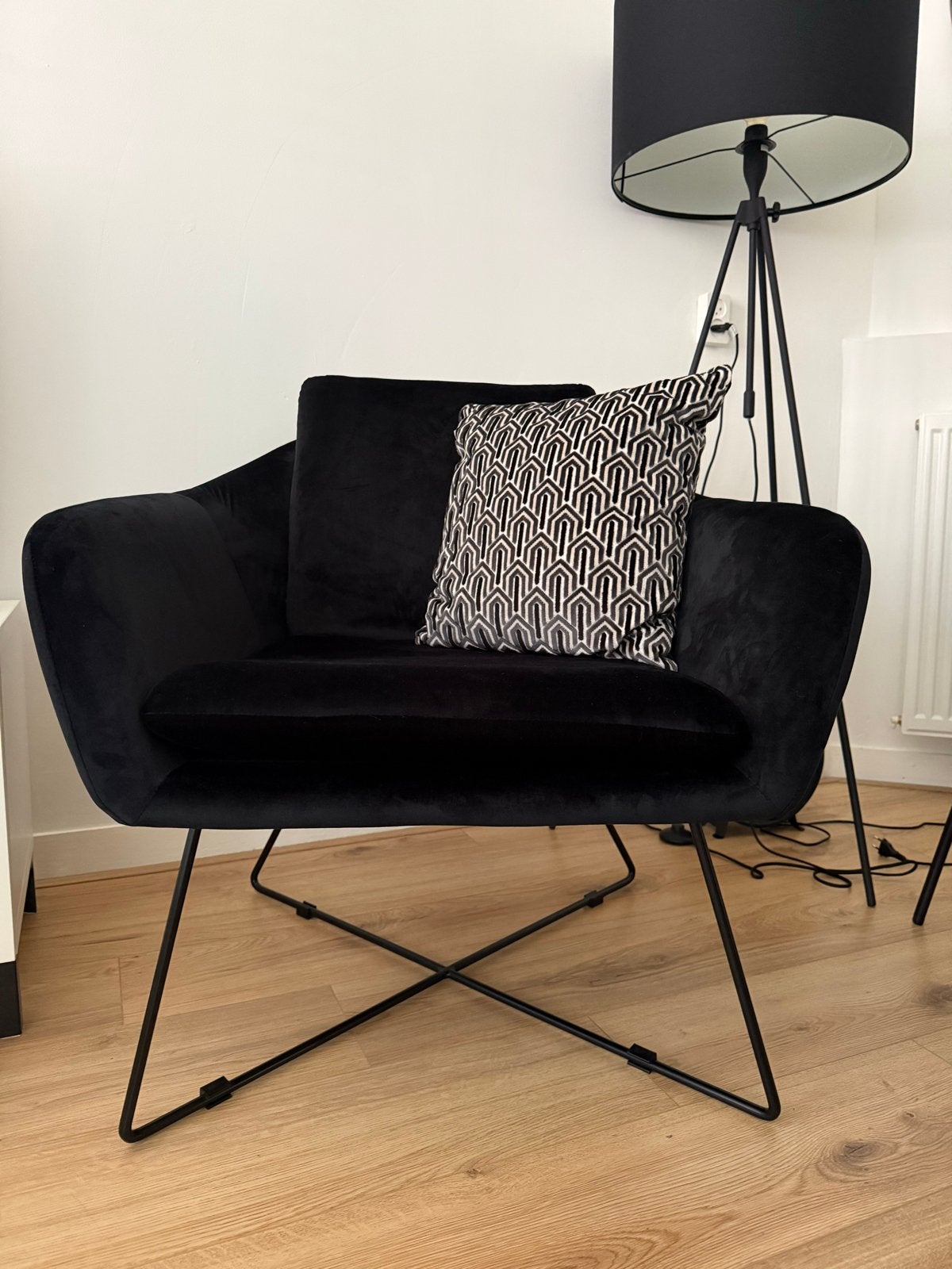 Riverdale - Zwarte fluwelen fauteuil met metalen onderstel, Ophalen, Zwart, Zo goed als nieuw, Metaal