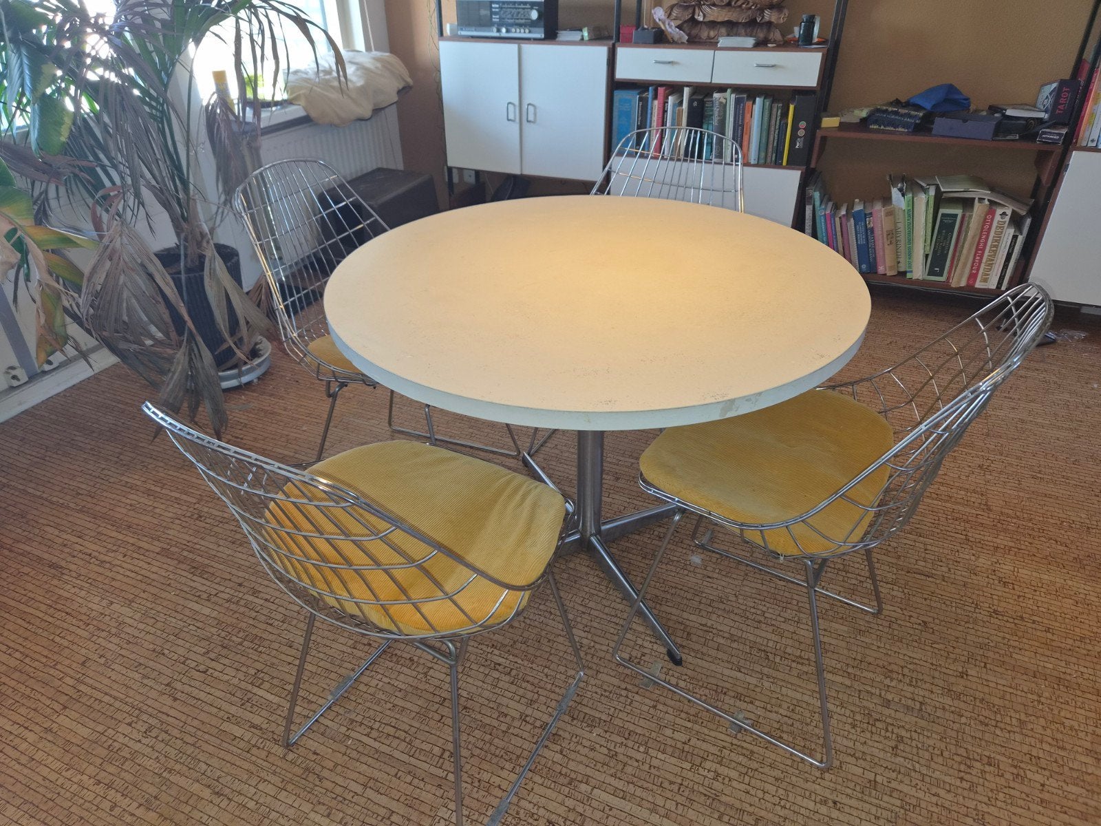 Eethoek met 4 beroemde draadstoelen in chrome uitvoering, Huis en Inrichting, Gebruikt, Overige kleuren, Ophalen of Verzenden
