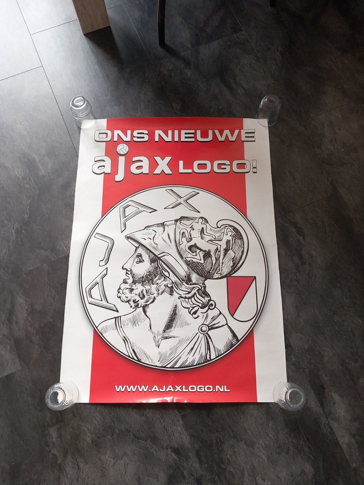 Ajax poster "Ons nieuwe Ajax logo" - 58x82cm, Ophalen of Verzenden, Zo goed als nieuw, Ajax, Poster, Plaatje of Sticker
