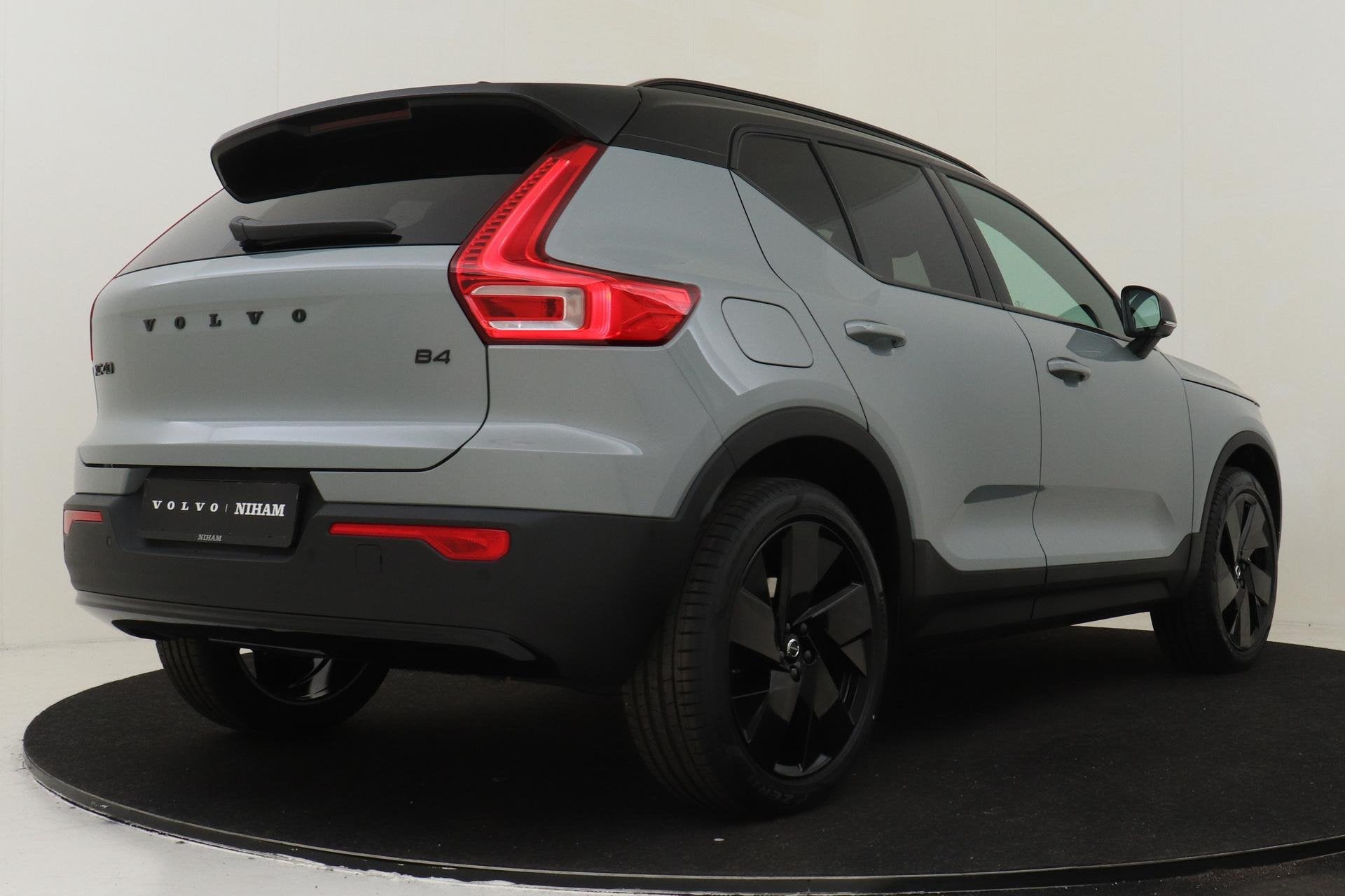 Volvo XC40 B4 (M-HYBRID) PLUS BLACK EDITION -PANO.DAK|HARMAN, 12 maanden, Euro 6, 4 cilinders, Leder en Stof