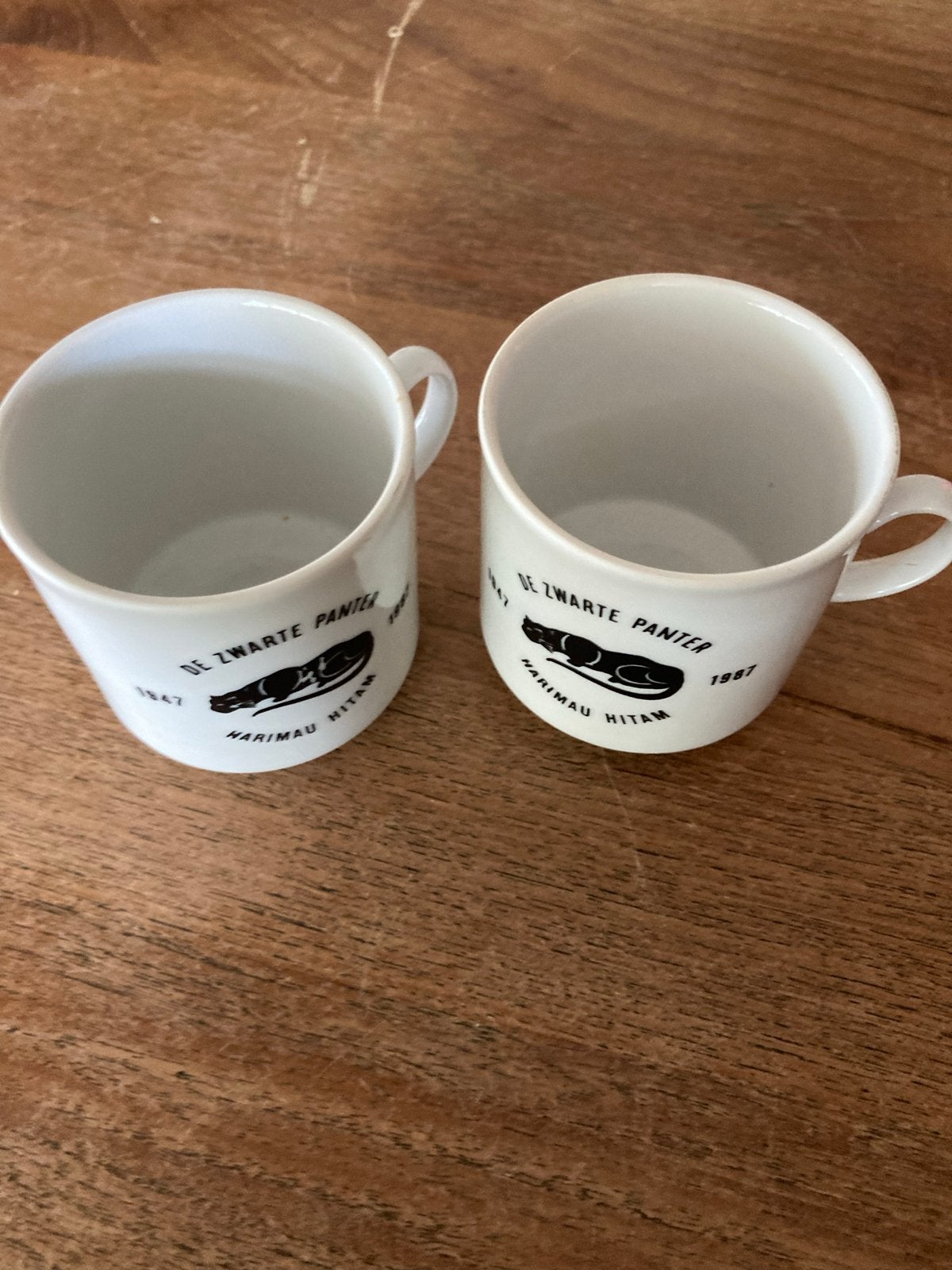 Vintage Koffiekopjes 'De Zwarte Panter' - Harimau Hitam 1947, Keramiek, Vintage, Ophalen of Verzenden, Zo goed als nieuw