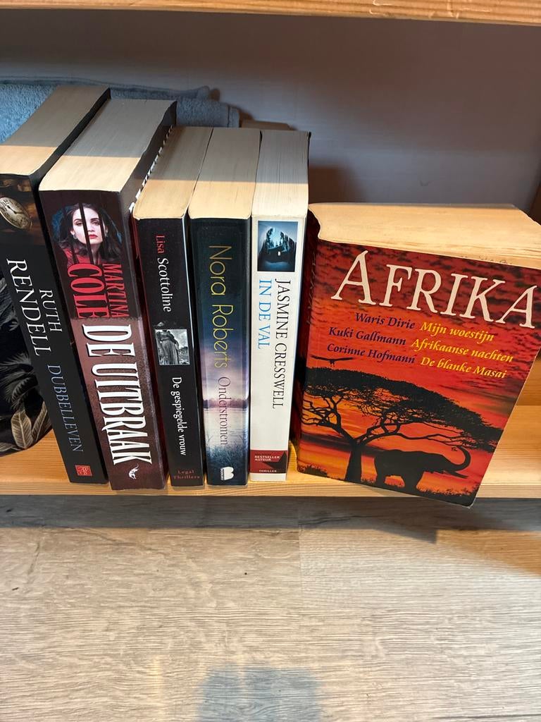 Boekenpakket: Thrillers en Afrikaanse verhalen, Ophalen of Verzenden, Gelezen