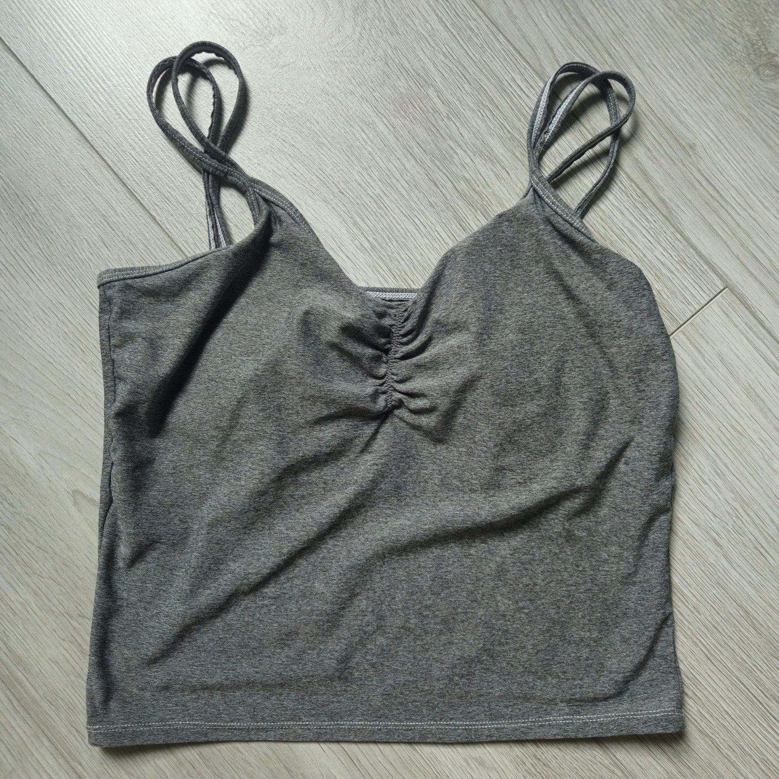 Kastopruiming: Grijze top met spaghettibandjes maat m, Kleding | Dames, Tops, Ophalen of Verzenden, Zo goed als nieuw, Grijs, Zonder mouw