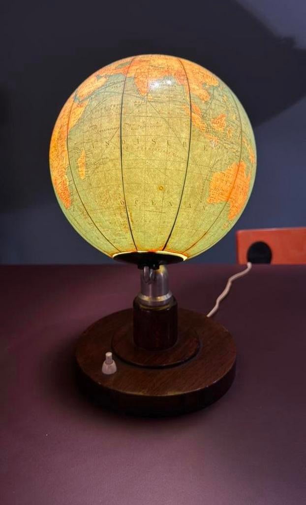 Vintage glazen wereldbol op metaalstandaard.574, Huis en Inrichting, Woonaccessoires | Wereldbollen, Ophalen of Verzenden, Verlicht