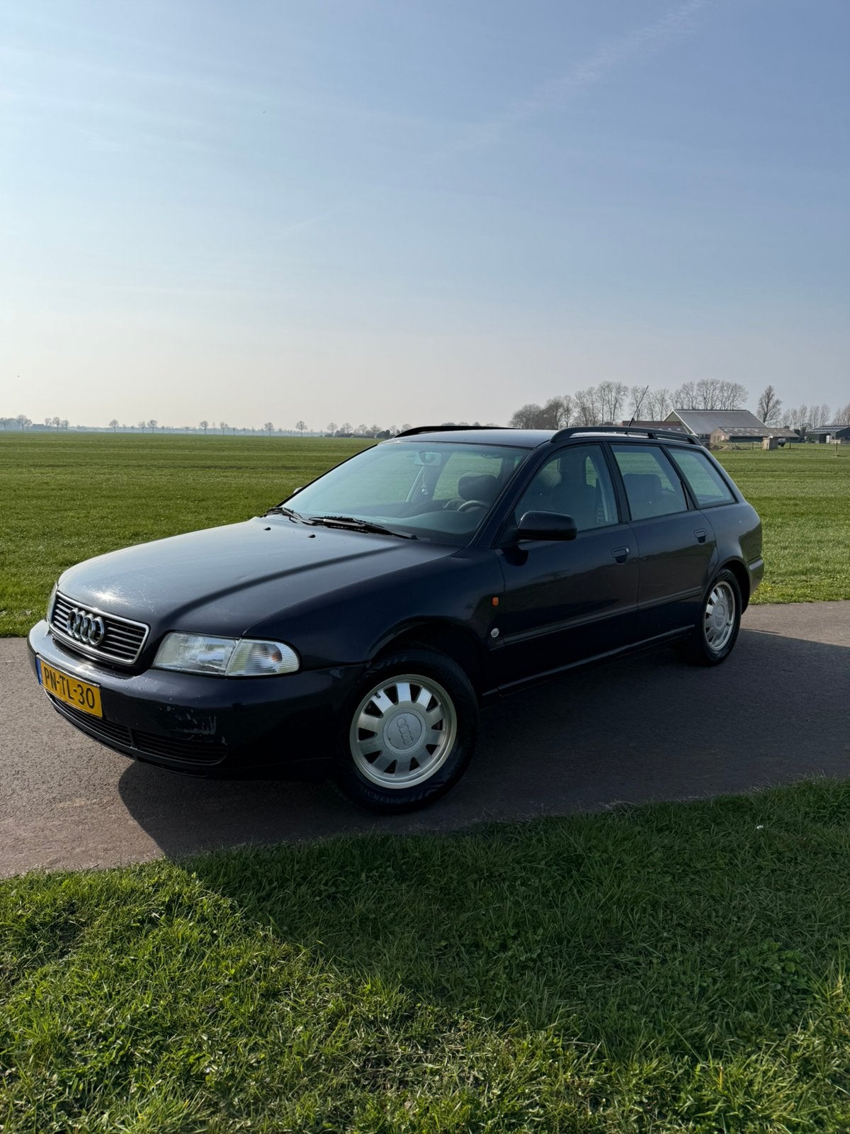 Audi A4 1.8 Avant 20V 92KW 1996 Blauw. APK 26 juni 2027, Auto's, Audi, Voorwielaandrijving, Zwart, 4 cilinders, Blauw