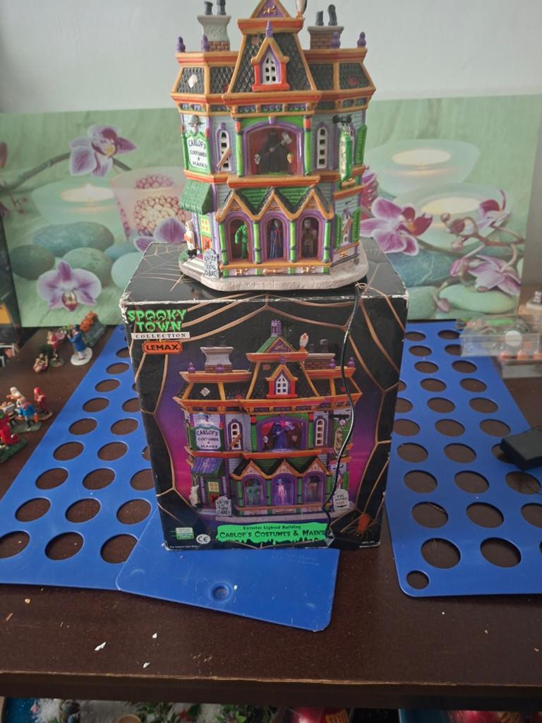 Lemax Spooky Town Carlos' Costume & Masks Black Light, Verzamelen, Ophalen of Verzenden, Gebruikt