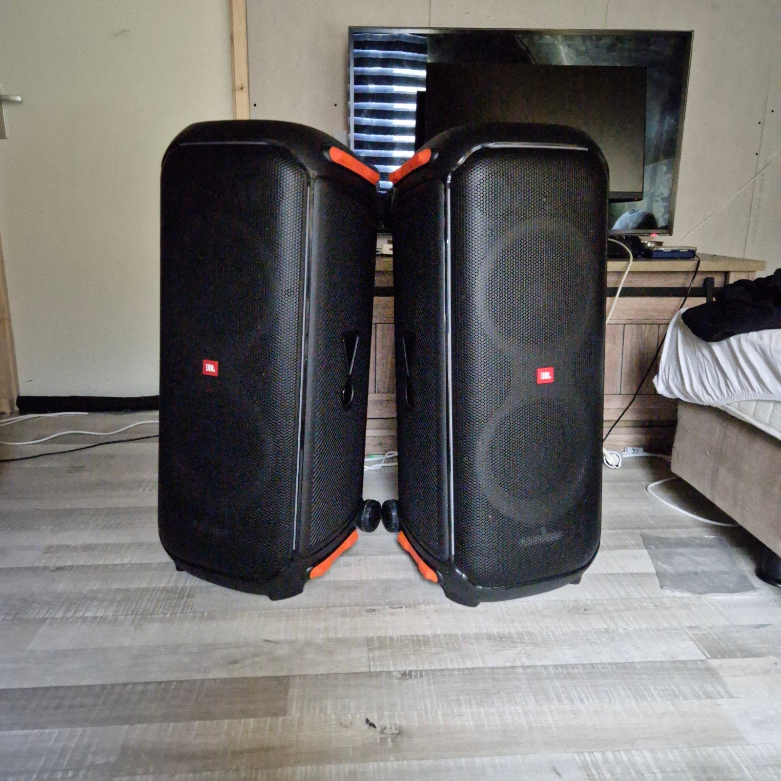 2 jbl partybox 710 tekoop. 1 voor 400 de set voor 700, Audio, Tv en Foto, JBL, Party speaker, Zo goed als nieuw, Inclusief kabels