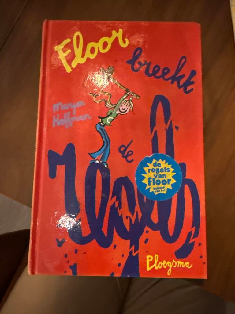 Floor breekt de regels - Maryam Hoffman (Kinderboek), Ophalen of Verzenden, Zo goed als nieuw, Fictie algemeen