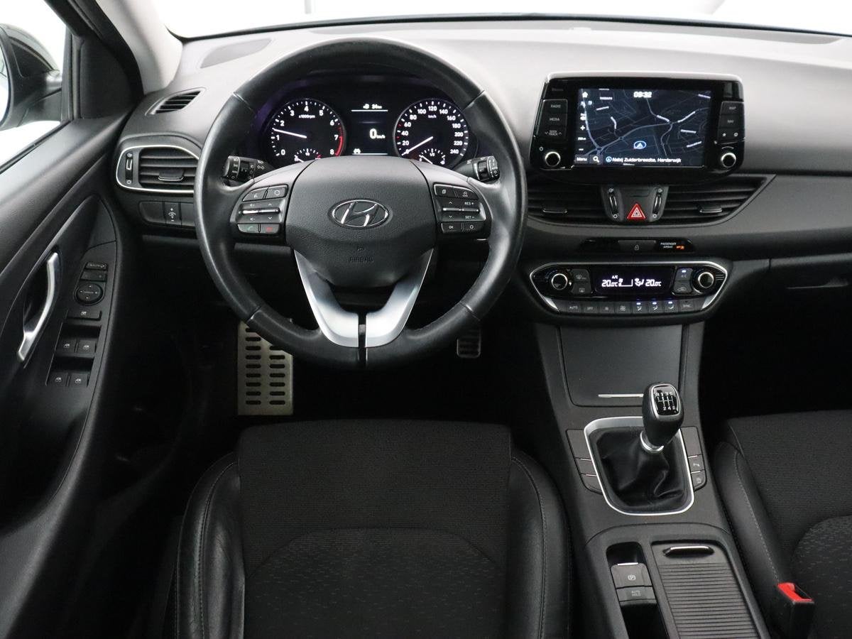 Hyundai i30 Fastback 1.0 T-GDI Premium | Carplay | Half lede, Voorwielaandrijving, Gebruikt, Euro 6, Leder en Stof