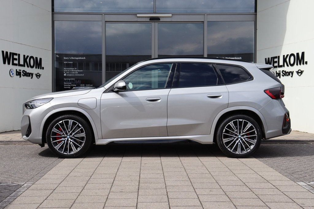 BMW X1 xDrive25e M Sport Automaat / Panoramadak / Trekhaak /, Auto's, BMW, Zwart, Bedrijf, Hybride Elektrisch/Benzine, 3 cilinders