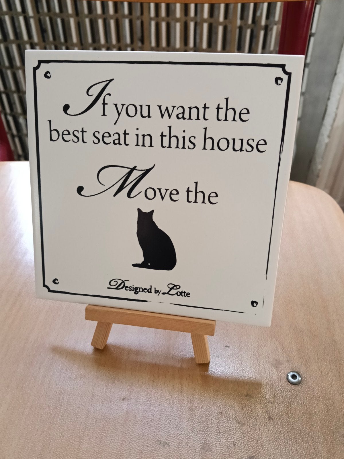Tegeltje met kattenquote - 'Designed by Lotte', Ophalen, Zo goed als nieuw, Modern, Wit
