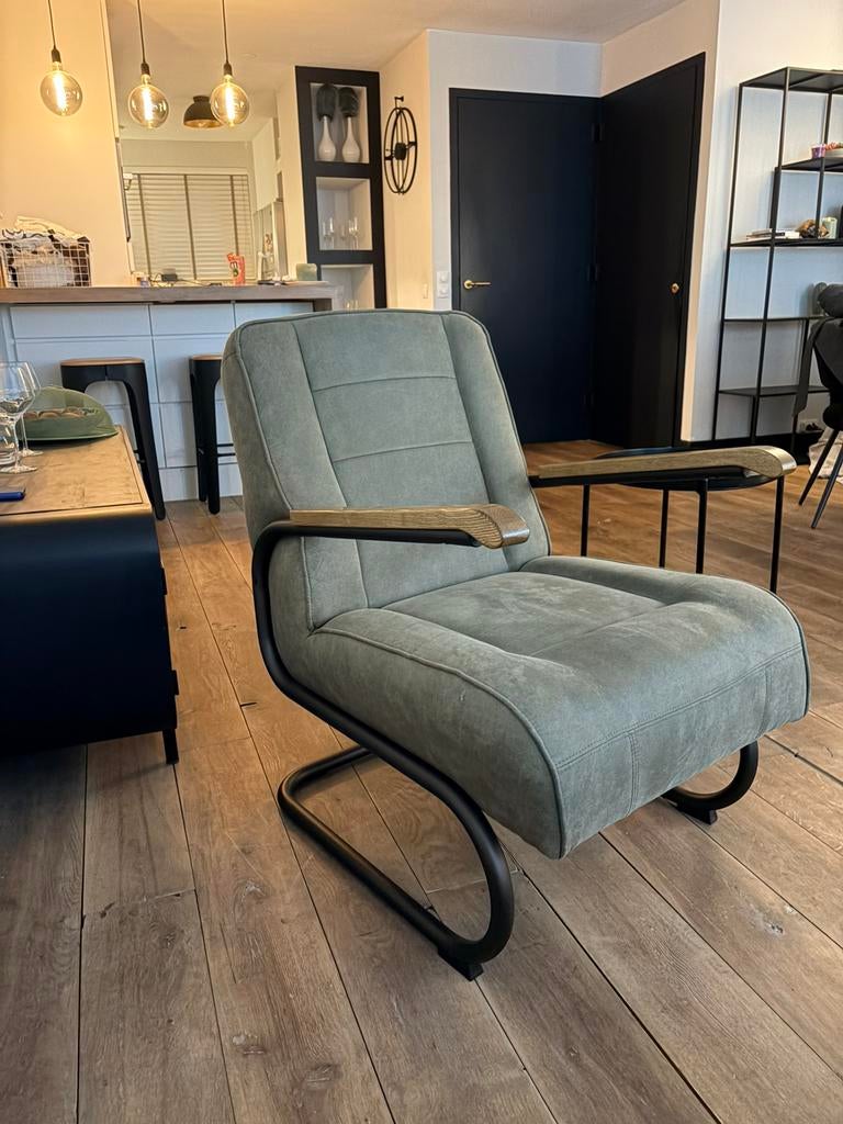 Moderne fauteuil / relaxstoel. groen met houten armleuningen, Ophalen, Zo goed als nieuw, 50 tot 75 cm