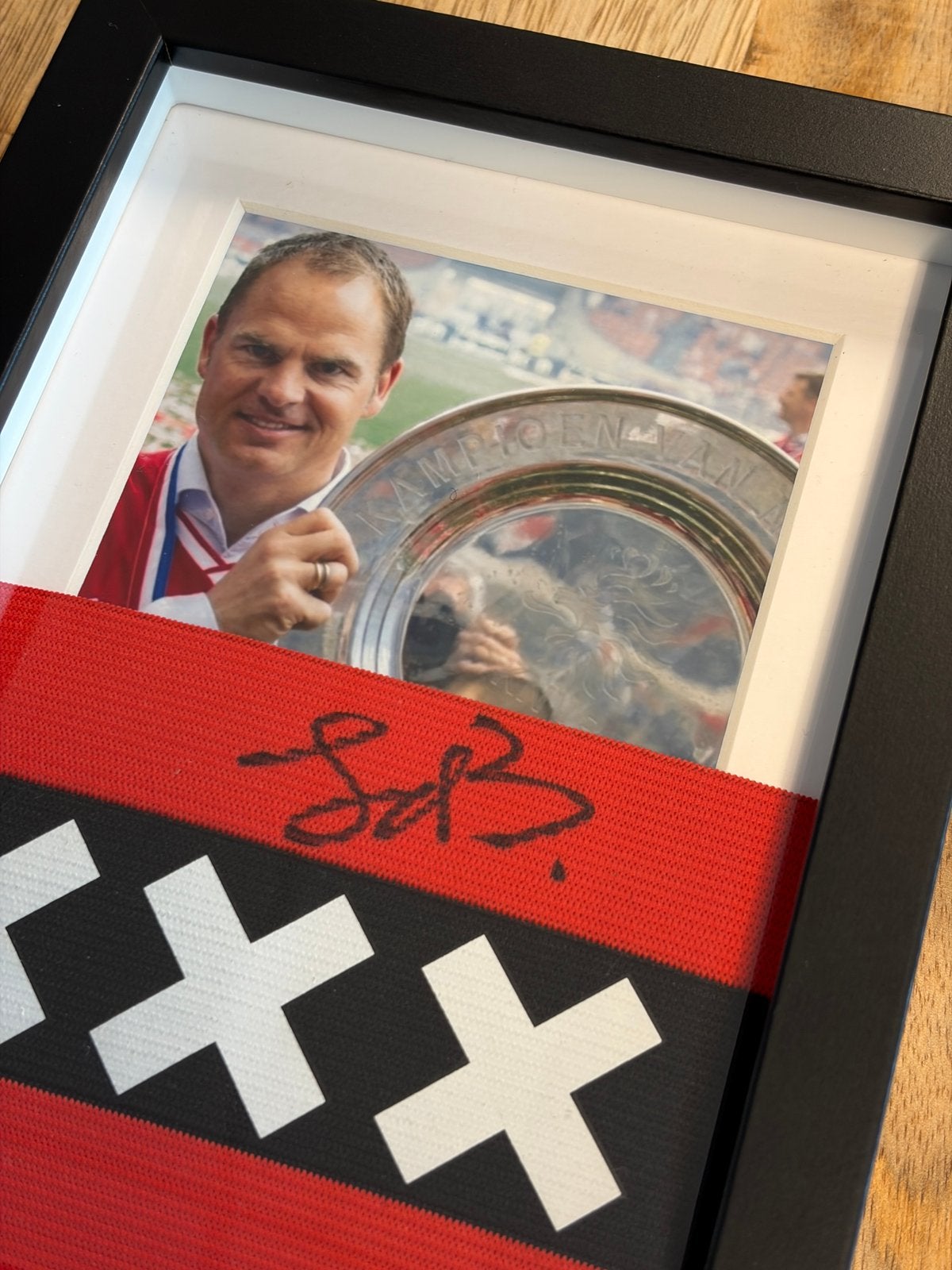 Frank de Boer - Gesigneerde Ajax Aanvoerdersband –Ingelijst, Verzamelen, Verzenden, Nieuw, Ajax, Overige typen