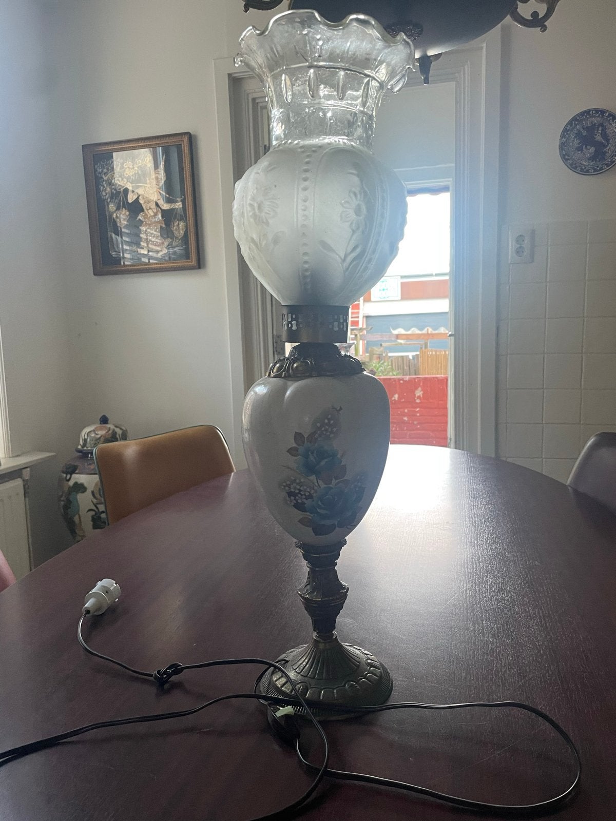 Antieke tafellamp met bloemmotief en glazen kap, Ophalen of Verzenden