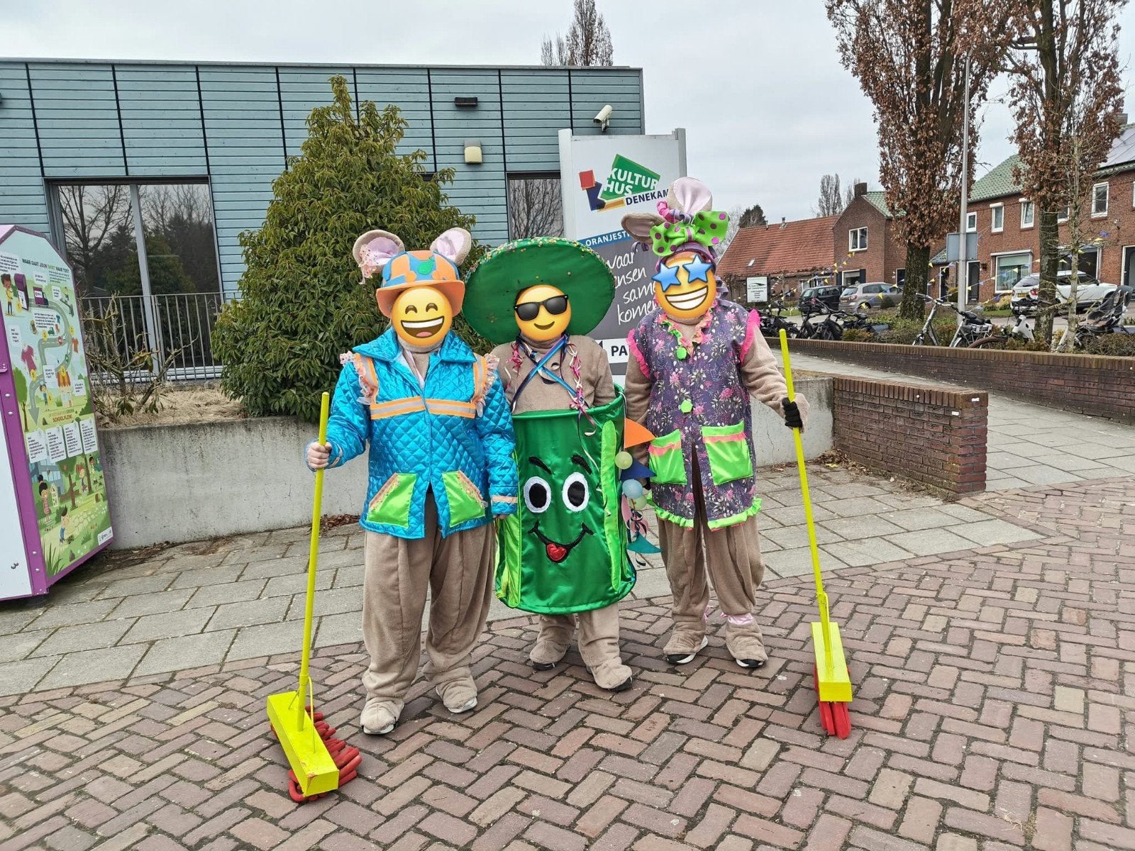 Te koop - carnavalspakken  voor een grote loopgroep, Ophalen of Verzenden, Gedragen, Carnaval, Kleding