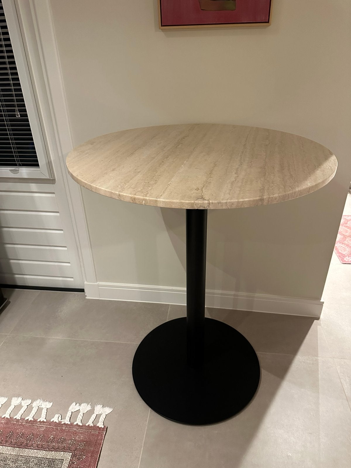Ronde bartafel met travertin marmeren blad en stalen onderst, Ophalen, Rond, Tot twee personen, 50 tot 100 cm