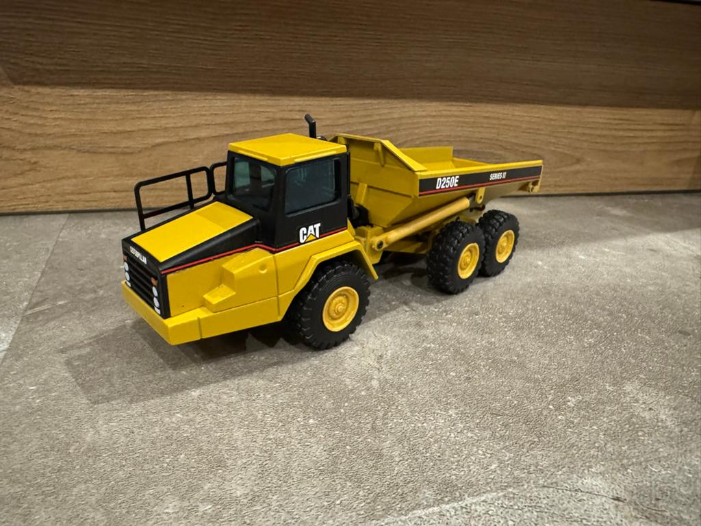 CAT D250E knik dumper truck, Hobby en Vrije tijd, Modelauto's | 1:50, Ophalen of Verzenden, Zo goed als nieuw, Hijskraan, Tractor of Landbouw