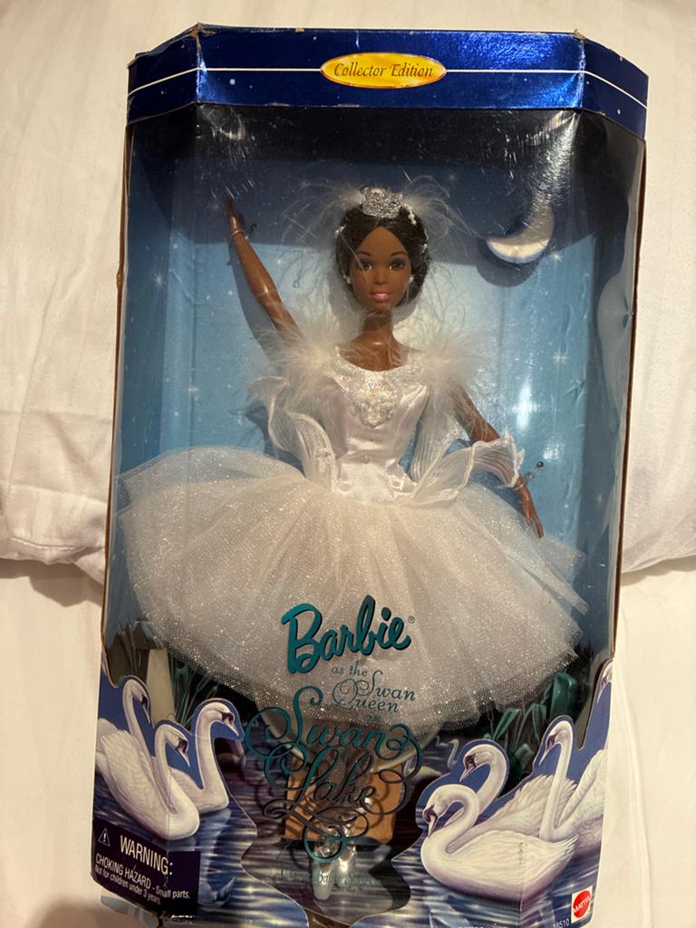 Barbie as the Swan Queen (NRFB) - Doos met sporen, Verzamelen, Poppen, Ophalen of Verzenden, Zo goed als nieuw