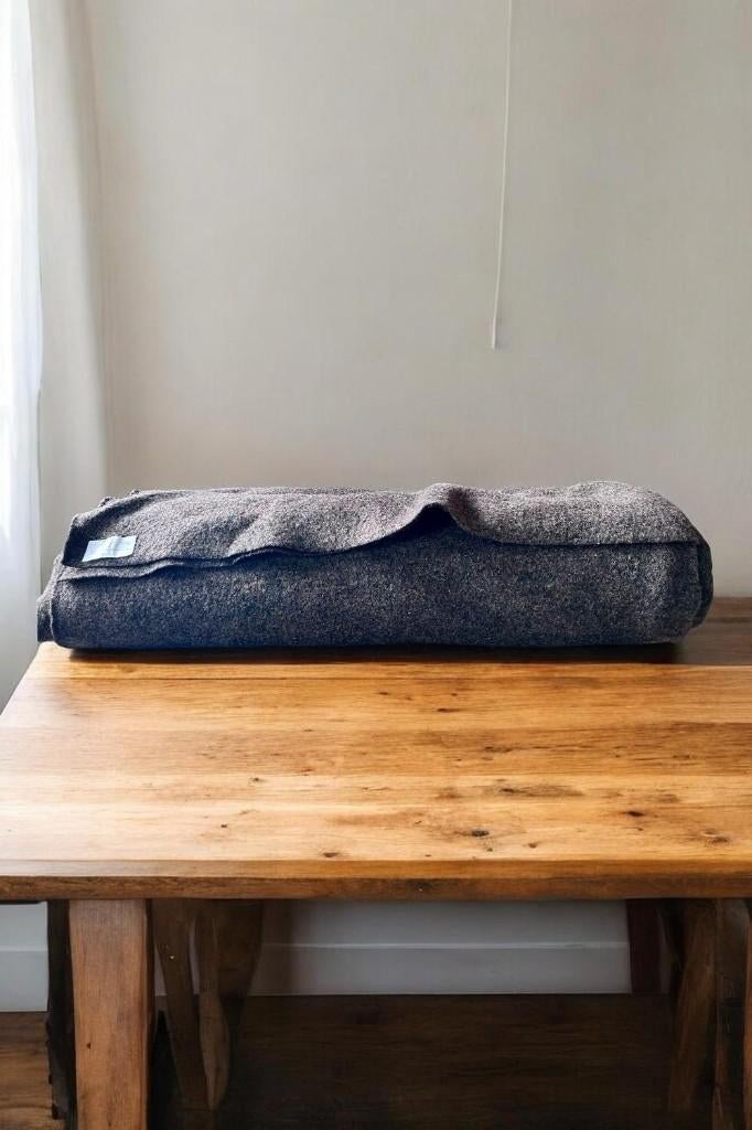 Een donkerbruine walkloden wolvilt stof., Wol, Bruin, 120 cm of meer, Nieuw
