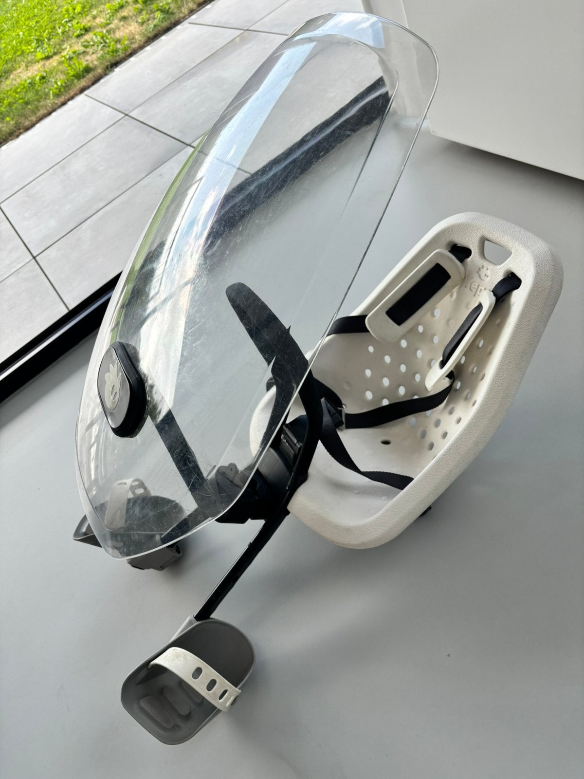 Thule Yepp mini voorzitje met windscherm, Ophalen of Verzenden, Gebruikt, Voorzitje, Voetsteuntjes