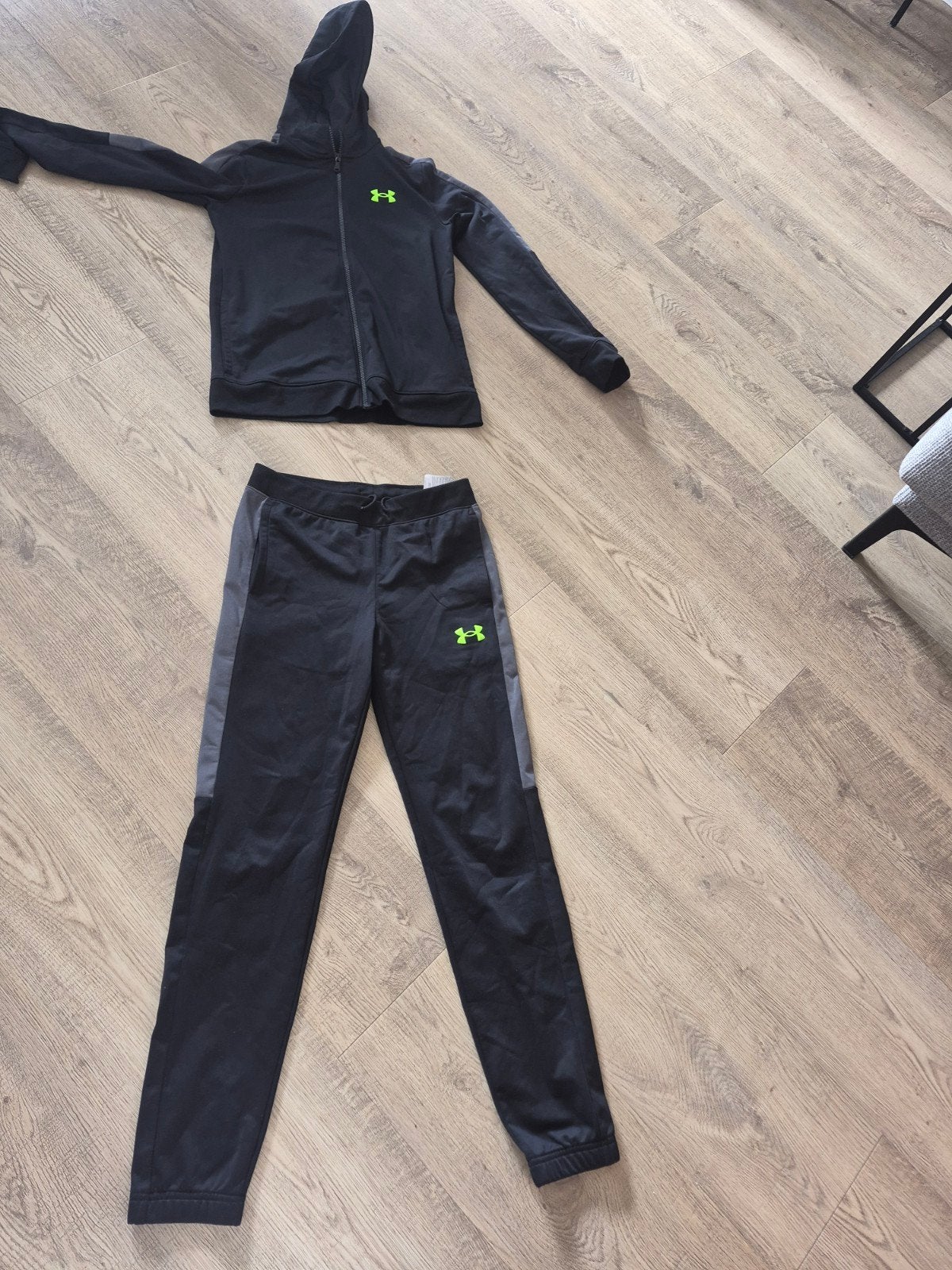 Under Armour trainingspak maat 152/158 (L) voor kinderen, Jongen of Meisje, Ophalen of Verzenden, Zo goed als nieuw, Setje