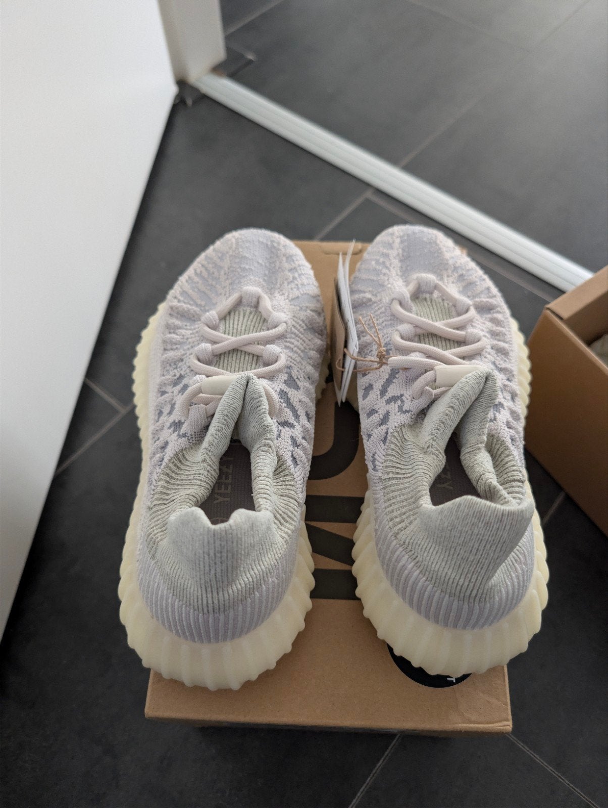Adidas Yeezy 350 V2 CMPCT Slate Bone - Maat 36, Ophalen, Adidas Yeezy, Nieuw, Sneakers of Gympen