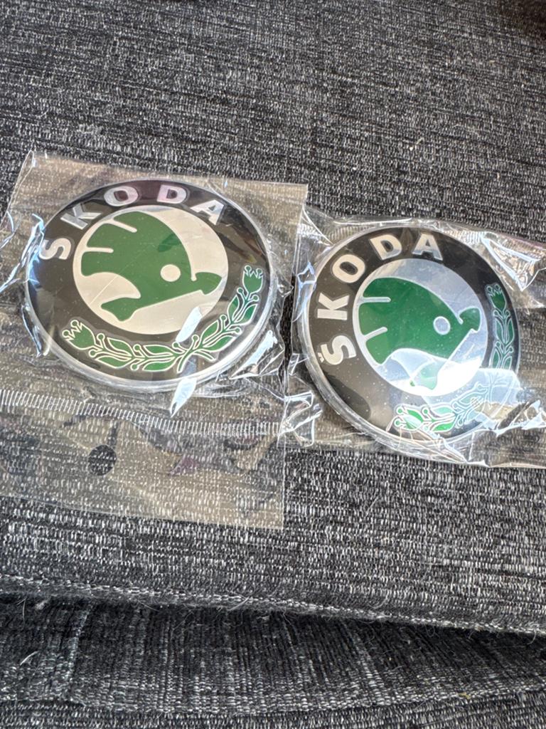 2x Skoda Auto Emblemen - Nieuw in Verpakking, Ophalen of Verzenden, Nieuw