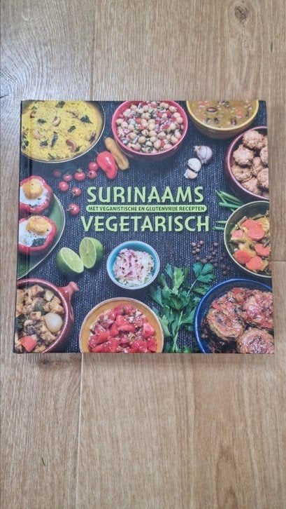 Surinaams Vegetarisch Kookboek, Ophalen of Verzenden, Zo goed als nieuw, Vegetarisch