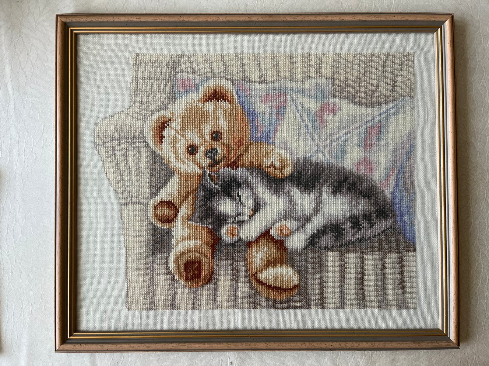 Borduur Schilderij “Beer met Poes” in prachtige lijst, Hobby en Vrije tijd, Ophalen, Zo goed als nieuw