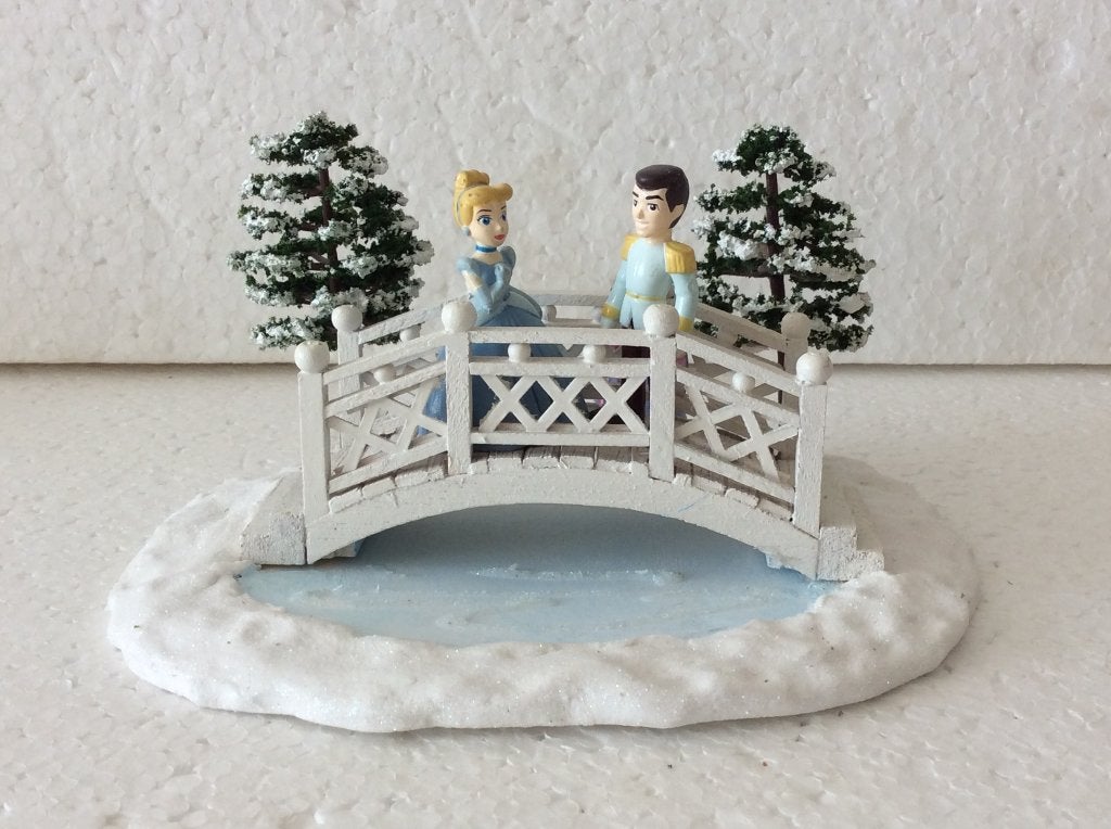 Disney Assepoester - vijver - beeldje - kerstdorp, Verzamelen, Disney, Ophalen of Verzenden, Assepoester of Belle, Zo goed als nieuw